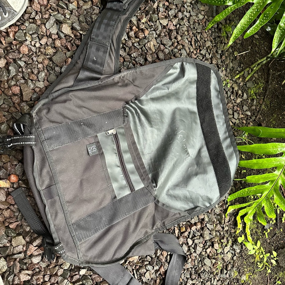 Sleek Black and Gray Messenger Bag - Picture 2 of 7
